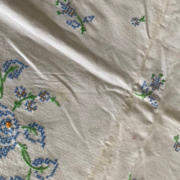 Adoption fundraiser-Vintage table cloth and napkins - Picture 4 of 8